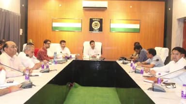 रामपुर: कलेक्ट्रेट सभागार में जिलाधिकारी की अध्यक्षता में जिला उद्योग बंधु एवं व्यापार बंधु की बैठक संपन्न हुई