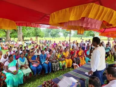 ठेठईटांगर: कोलेबिरा विधायक ने ठेठईटांगर के तराबोगा कोरोमिया दुमकी के बूथ कमेटी के साथ किया सम्मेलन