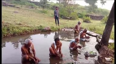 शाहनगर: शाहनगर क्षेत्र में लोग नदी-तालाब में तर्पण कर पितरों को कर रहे याद