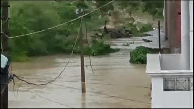 सुल्तानपुर: विवेक नगर मोहल्ले में लगातार हो रही बारिश के कारण हुआ जल भराव, संपर्क मार्ग कटा