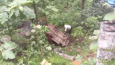 अजयगढ़: खनिया के मंदिर के पास पहली घाटी में क्रासिंग के दौरान अज्ञात पिकअप की टक्कर से ई-रिक्शा खाई में गिरा, 5 लोग हुए घायल