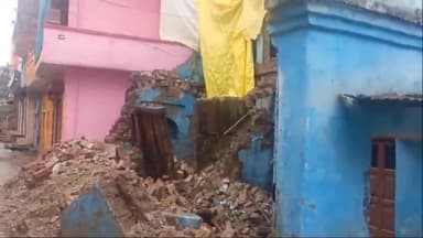 सुल्तानपुर: भारी बारिश के कारण बंधुआ कला में गिरी इमारत, छति का आकलन करने के लिए राजस्व टीम पहुंची