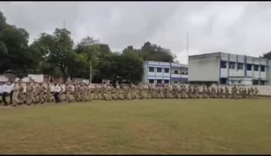 इटावा: पुलिस लाइन में एसएसपी इटावा ने रिजर्व पुलिस लाइन में परेड की सलामी ली, शस्त्रागार व डायल 112 का किया निरीक्षण