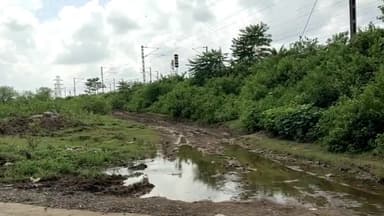 बीना: प्रताप वार्ड में कीचड़ भरे रास्ते से निकली शवयात्रा, मंत्री व ज़िला कलेक्टर से भी की जा चुकी है मामले की शिकायत