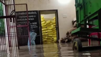 लंभुआ: नरहरपुर स्थित सहकारी समिति के गोदाम में भरा पानी,यूरिया व पोटाश की सैकड़ों बोरी हुई खराब