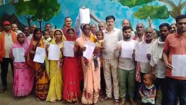 बिहार: पलटपुरा गांव के दर्जनों लोगों ने समाहरणालय पहुंचकर पैक्स अध्यक्ष पर मनमानी ढंग से सदस्य बनाने का आरोप लगाया