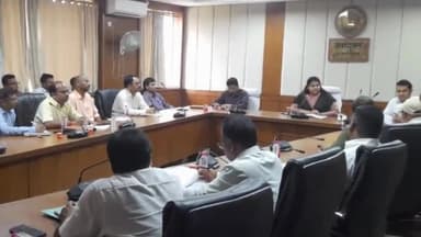 हज़ारीबाग: समाहरणालय सभागार में उपायुक्त ने तकनीकी विभाग के साथ की समीक्षा बैठक