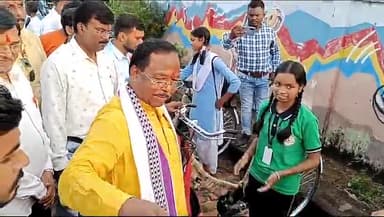 रामानुजगंज: रामानुजगंज के स्वामी आत्मानंद स्कूल में कृषि मंत्री राम विचार नेता ने निःशुल्क साइकिल वितरण में भाग लिया