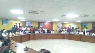 धनबाद/केंदुआडीह: धनबाद के समाहरणालय में अपर समाहर्ता ने हाई स्पीड रेल प्रोजेक्ट को लेकर रातों के साथ की बैठक