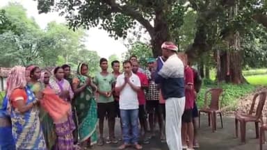 सिमडेगा: कोचेडेगा माझीटोली में बिजली, पानी और सड़क की समस्या को लेकर ग्रामीणों ने की बैठक, भाजपा नेता हुए शामिल