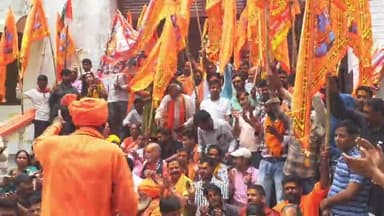 रामपुर: भमरौआ शिव मंदिर की ज़मीन से अवैध कब्जा हटाने को लेकर राष्ट्रीय शिवसेना शक्ति के अध्यक्ष ने कलेक्ट्रेट में किया प्रदर्शन