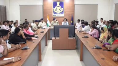 मंदसौर: कलेक्टर व SP ने पुलिस कंट्रोल रूम में गरबा आयोजन समिति के सदस्यों के साथ की बैठक, CCTV कैमरे लगाने के दिए निर्देश