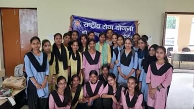 गिरिडीह: श्री आर के महिना कटाविधानय के NSS इकाई 1 और 2 के स्वसेवकों ने पोषण माह के अवसर पर प्रदर्शनी लगाई