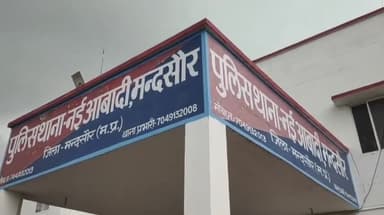 दलौदा: दलोदा और नई आबादी थाना पुलिस ने दो अलग-अलग स्थानों से अवैध शराब का परिवहन करते हुए 2 लोगों को पकड़ा