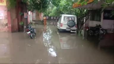 सुल्तानपुर: टीबी अस्पताल परिसर में बारिश का पानी लबालब, आने-जाने का रास्ता हुआ लापता