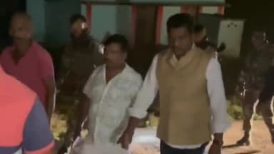 जंगली हाथियों को राजेश कच्छप ग्रामीणों के साथ 1 बजे रात को गगारी गांव से खदेड़ा ( ओरमांझी ) 
 🐘🦣🦣🦣🐘🦣🐘🦣🐘🦣🦣🐘