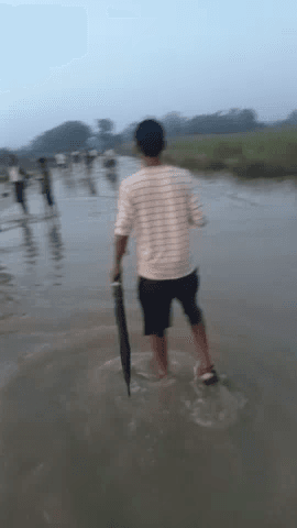 लौरिया से नरकटियागंज मेन सड़क पर गंडक नदी में जल स्तर बढ़ने से आए बाढ़ ने लोगो के लिए मुस्किल