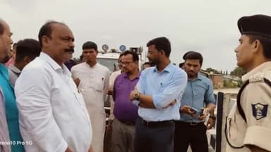 सिकटी: डीएम अनिल कुमार ने सिकटी के बाढ़ प्रभावित इलाकों का किया दौरा, लोगों से मिलकर सहायता देने का किया वादा