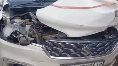 सुल्तानपुर: तेज रफ्तार कार डिवाइडर से टकराई,  स्थानीय लोग बाल-बाल बचे, ड्राइवर गंभीर रूप से हुआ घायल, मामला बंधुआकला का