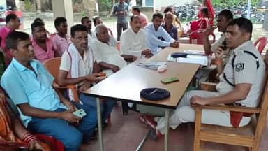 घोसी: घोसी थाना परिसर में दुर्गा पूजा समिति के सदस्यों के साथ थाना अध्यक्ष ने की अहम बैठक