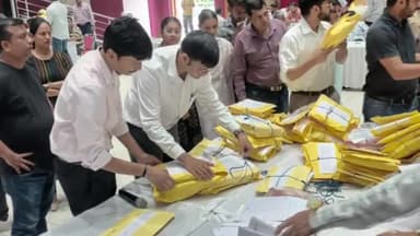 करनाल: पंडित चिरंजी लाल शर्मा गवर्नमेंट कॉलेज में बैलेट पेपर वितरण कार्यक्रम, चुनाव ड्यूटी में लगे कर्मचारी 4 तक डाल सकेंगे वोट