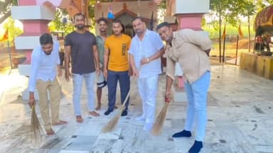 उतरौला: ब्लाक प्रमुख श्रीदत्तगंज द्वारा खरदौरी समय माता मंदिर पर चलाए गए स्वच्छता अभियान में की गई साफ-सफाई