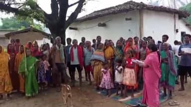 सिमडेगा: बीरु कुम्हारबंध गांव में सड़क और आवास की समस्या को लेकर ग्रामीणों ने की बैठक, भाजपा महिला प्रदेश प्रवक्ता हुई शामिल