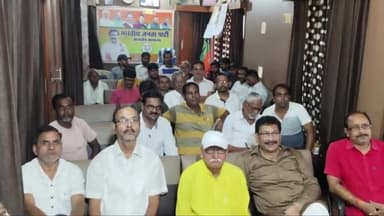 गिरिडीह: मकतपुर के निवर्तमान विधायक ने समर्थकों के साथ सुना प्रधानमंत्री नरेंद्र मोदी का 'मन की बात'