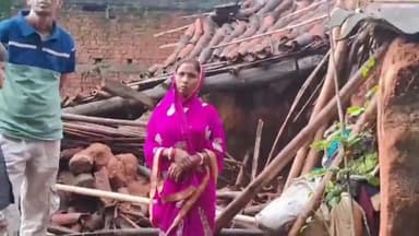 गिरिडीह: JMM के गिरिडीह विधायक के घर के पास छाताटांड़ गांव में राजेश दास का घर बारिश में गिर गया, की अपनी परेशानी बयां