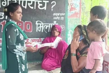 मुगलसराय: जनपद के समस्त थानों की महिला पुलिसकर्मी व एंटी रोमियो टीम ने चेकिंग के दौरान छः संदिग्ध व्यक्तियों को दी चेतावनी