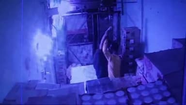 सवायजपुर: पाली में दो युवकों ने बीयर की दुकान के सेल्समैन के साथ की मारपीट, सीसीटीवी वीडियो हुआ वायरल