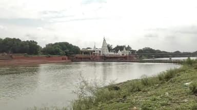 मंदसौर: काला भाटा बांध का गेट एक फीट खोले जाने से शिवना नदी का बढ़ा जलस्तर, कलेक्टर के आदेश पर कर्मियों को किया गया तैनात