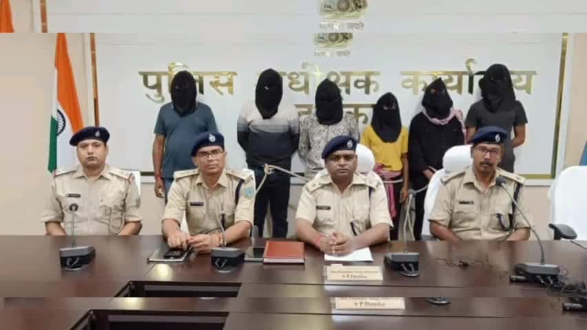 दुमका पुलिस ने नकली शराब बनाने वाले एक गिरोह का भंडाफोड़ किया है.छापा मारकर कुल 6 लोगों को गिरफ्तार किया गया।