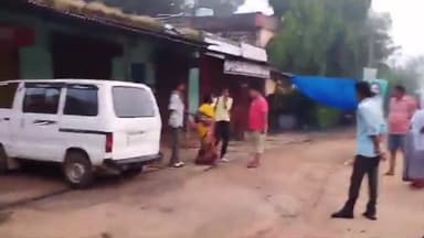 सिमडेगा: सिमडेगा शहर में मानसिक रूप से विक्षिप्त महिला ने कई लोगों पर पथराव कर किया घायल, मजदूर नेता ने प्रशासन को किया सुपुर्द