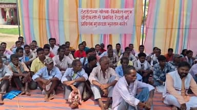 सिमडेगा: ठेठईटांगर से किनकेल तक बनी सड़क में मुआवजा नहीं मिलने पर ग्रामीणों ने एसडीओ कार्यालय के समीप दिया धरना