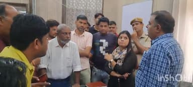 धौलपुर: जलभराव से परेशान लोगों ने नगर परिषद का घेराव किया, आयुक्त के ना मिलने पर प्रदर्शन कर झूठे वादे करने का आरोप लगाया