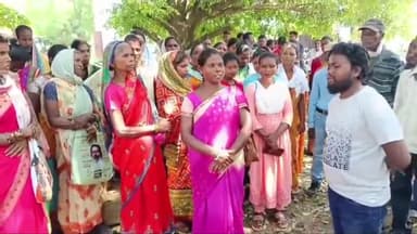 सिमडेगा: बाघचट्टा पंचायत के ग्रामीणों ने अस्पताल निर्माण को लेकर गलत जगहों पर निर्माण को लेकर सिमडेगा उपायुक्त को सौपा ज्ञापन