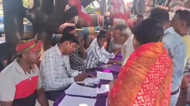 गिरिडीह: भाकपा माले के नेता के आह्वान पर सैकड़ों लोग बिजली की अलग-अलग समस्याओं को लेकर डांडीडीह विद्युत विभाग के कार्यालय पहुंचे