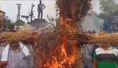 धनबाद/केंदुआडीह: शहर के रणधीर वर्मा चौक पर अतिक्रमण हटाओ अधिकारी अनिल कुमार का पुतला दहन, पथ विक्रेता समन्वय समिति ने किया प्रदर्शन