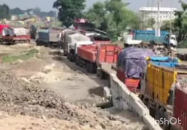 खातेगांव: इंदौर-बैतूल हाईवे पर डंपर फंसने से 12 घंटे लगा जाम, ड्राइवर ने ₹100 चंदा कर बुलाई जेसीबी