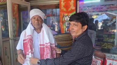 सिमडेगा: महात्मा गांधी के अनुयायी जतरा टाना भगत परिवार के लोगों को सिमडेगा में आयोजित कार्यक्रम में किया गया सम्मानित