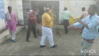 मड़िहान: राजगढ़ विकासखंड परिसर में स्वच्छता ही सेवा पखवाड़ा के तहत ब्लॉक परिसर में झाड़ू लगाया गया