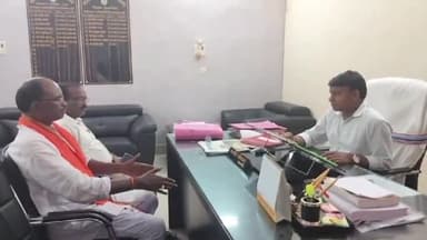 सिमडेगा: दुर्गा पूजा को लेकर भाजपा नेता श्रद्धानंद बेसरा ने नगर परिषद सिमडेगा के प्रशासक से की मुलाकात