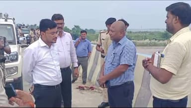 गायघाट: प्रखंड के बाढ़ प्रभावित इलाकों का डीएम व एसएसपी ने लगातार दूसरे दिन भी किया निरीक्षण, पीड़ितों से की मुलाकात