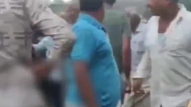 मंदसौर: नारायणगढ़ में चुनावी रंजिश को लेकर अधेड़ उम्र के एक व्यक्ति को नंगा कर पीटने का वीडियो हुआ वायरल, मामला दर्ज