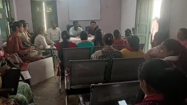 रामपुर: जिला सलाहकार डॉ. शहजाद हसन खान ने चमरौआ स्थित प्राथमिक स्वास्थ्य केंद्र पर आयोजित किया प्रशिक्षण कार्यक्रम