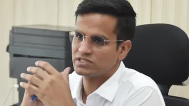 करनाल: सेक्टर-12 में जिला निर्वाचन अधिकारी ने अधिकारियों और कर्मचारियों को राजनीतिक गतिविधियों से दूर रहने के दिए निर्देश