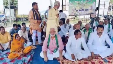 गोगरी: गोगरी प्रखंड मुख्यालय पर स्मार्ट मीटर लगाने के विरोध में राजद ने दिया धरना, अधिकारियों को सौंपा मांग पत्र