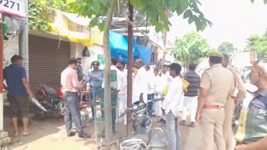 सुल्तानपुर: कलेक्ट्रेट गेट के सामने पुलिस ने चलाया अतिक्रमण अभियान, पुलिस को देख अतिक्रमणकारियों में मचा हड़कंप