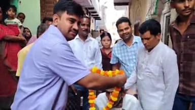 धौलपुर: विश्व वृद्धजन दिवस पर जिला निर्वाचन अधिकारी ने शतायु मतदाता को पुराना शहर के कच्ची कुई में किया सम्मानित